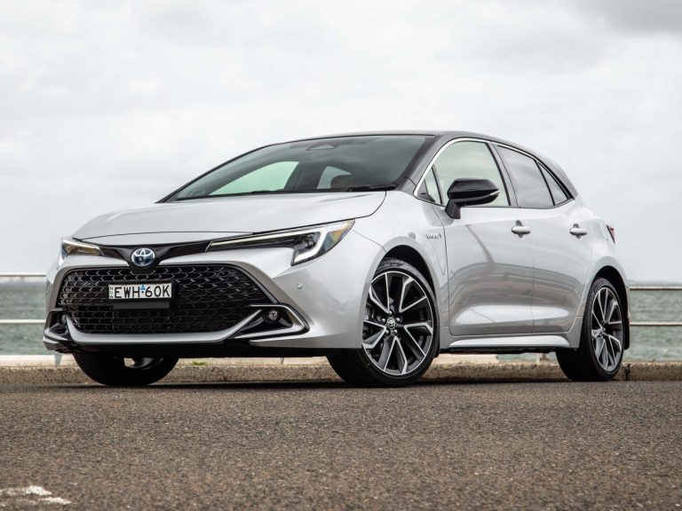 2023-toyota-corolla-zr-hybrid-hatch-silver-1