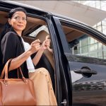 Mujerbajandode carro_transportejuvasa