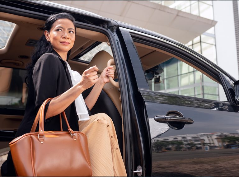 Mujerbajandode carro_transportejuvasa