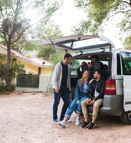 amigos-sentados-baul-auto